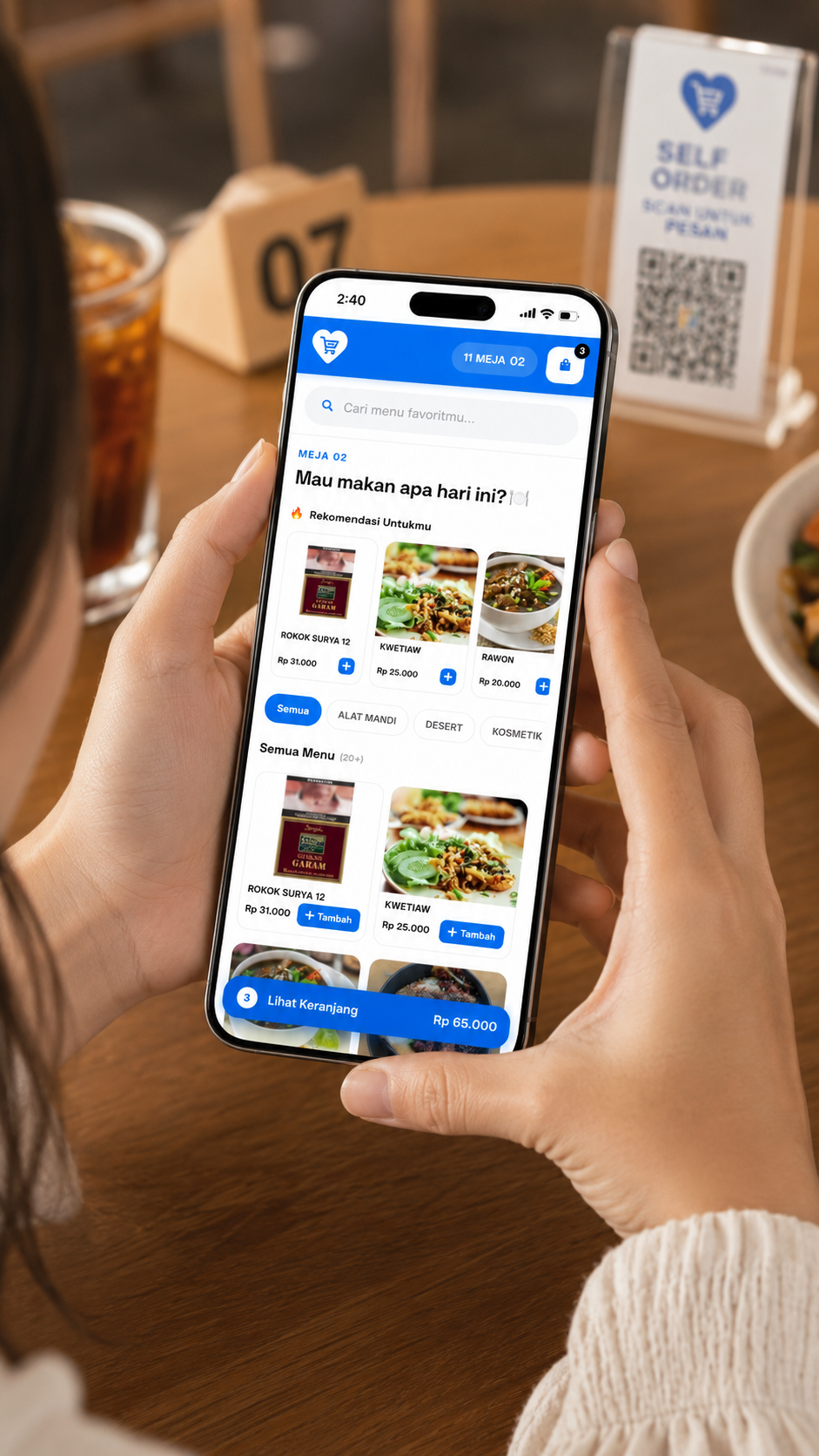 Pelanggan memesan lewat Self Order di meja resto